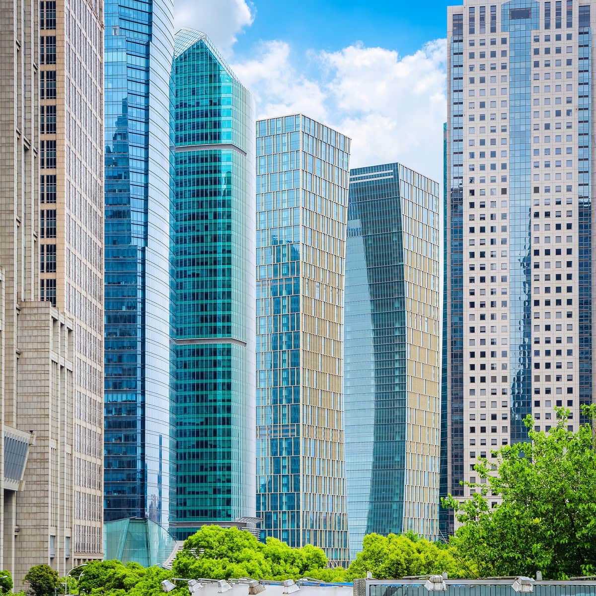 Esquina de oficinas modernas en rascacielos de cristal en un distrito financiero.